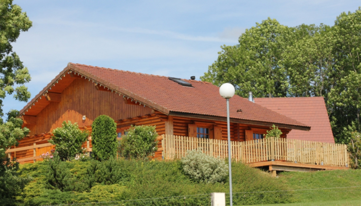 À deux, en famille ou entre amis : quelle location de chalet dans le Jura choisir ?